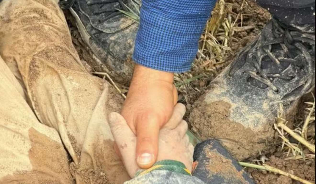 Mão de menino enterrado vivo