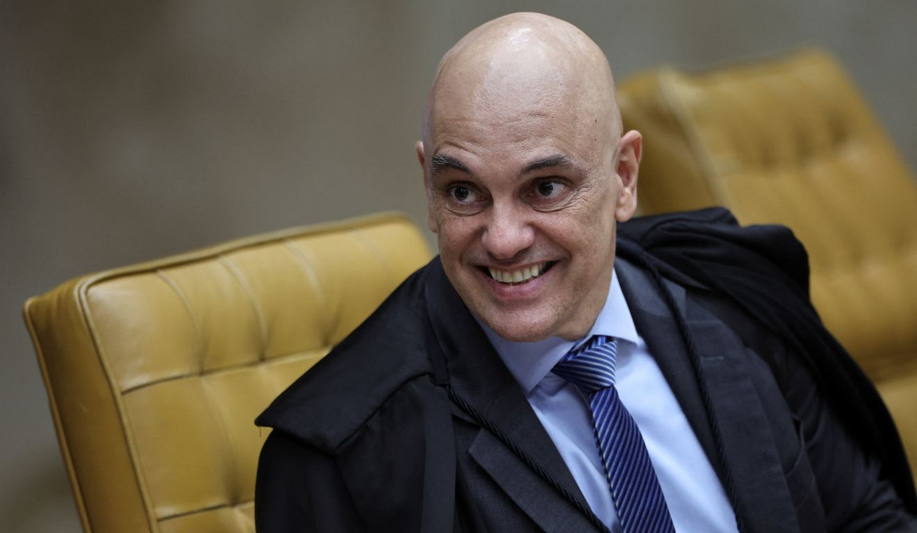 Ministro Alexandre de Moraes sorri durante julgamento no STF