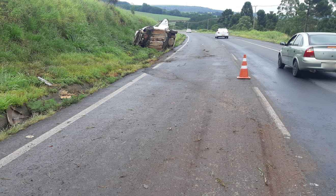 Carro capotado em acidente na BR-376, em Ponta Grossa
