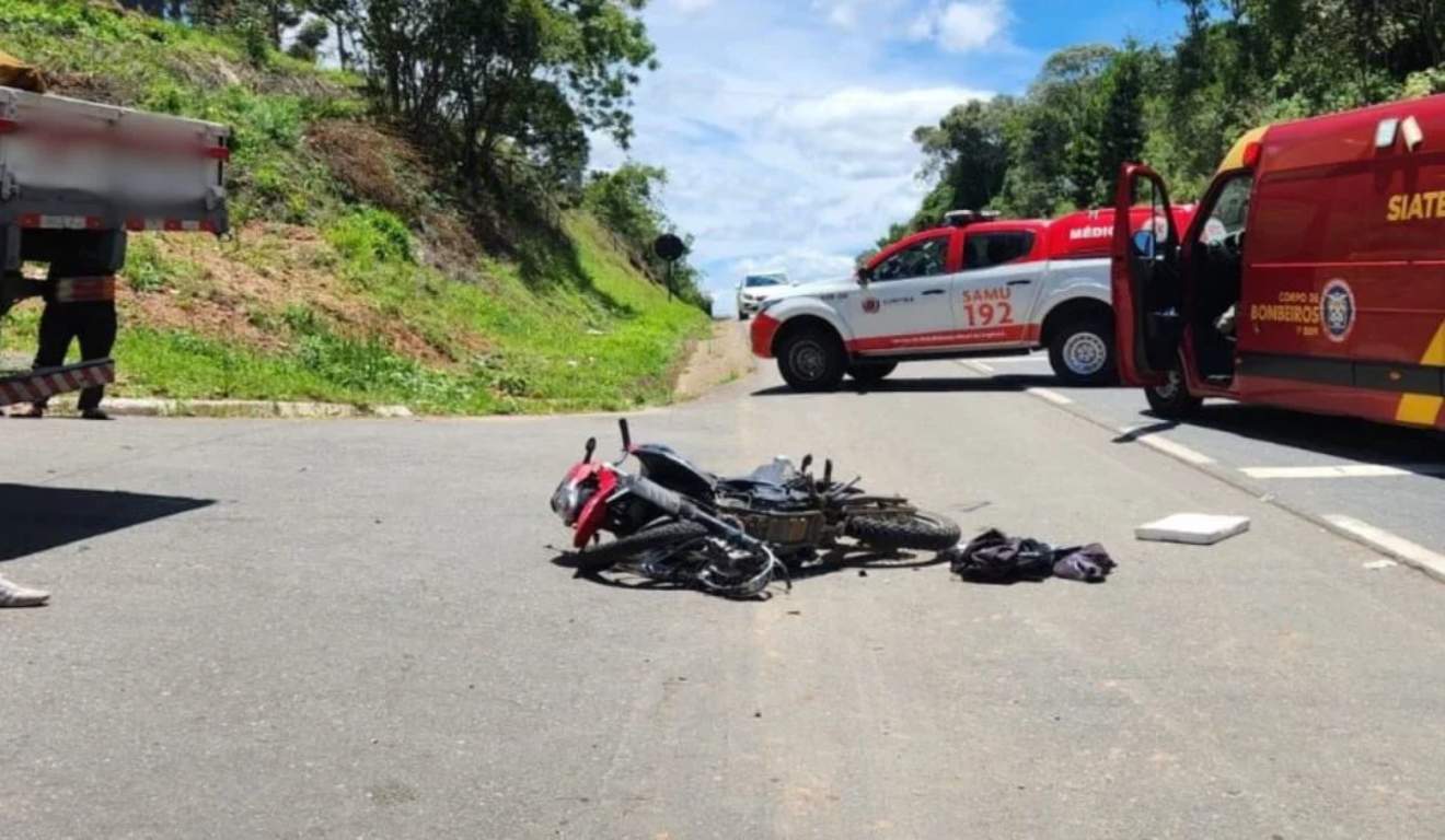 foto de acidente na estrada do cerne envolvendo um motociclista e um caminhão