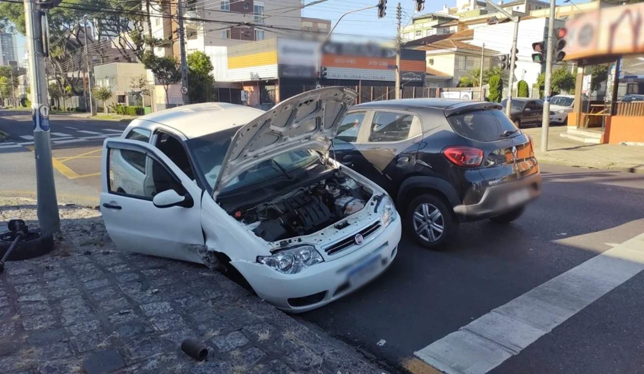 foto de pós acidente no alto da xv em curitiba
