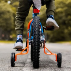 criança em bicicleta