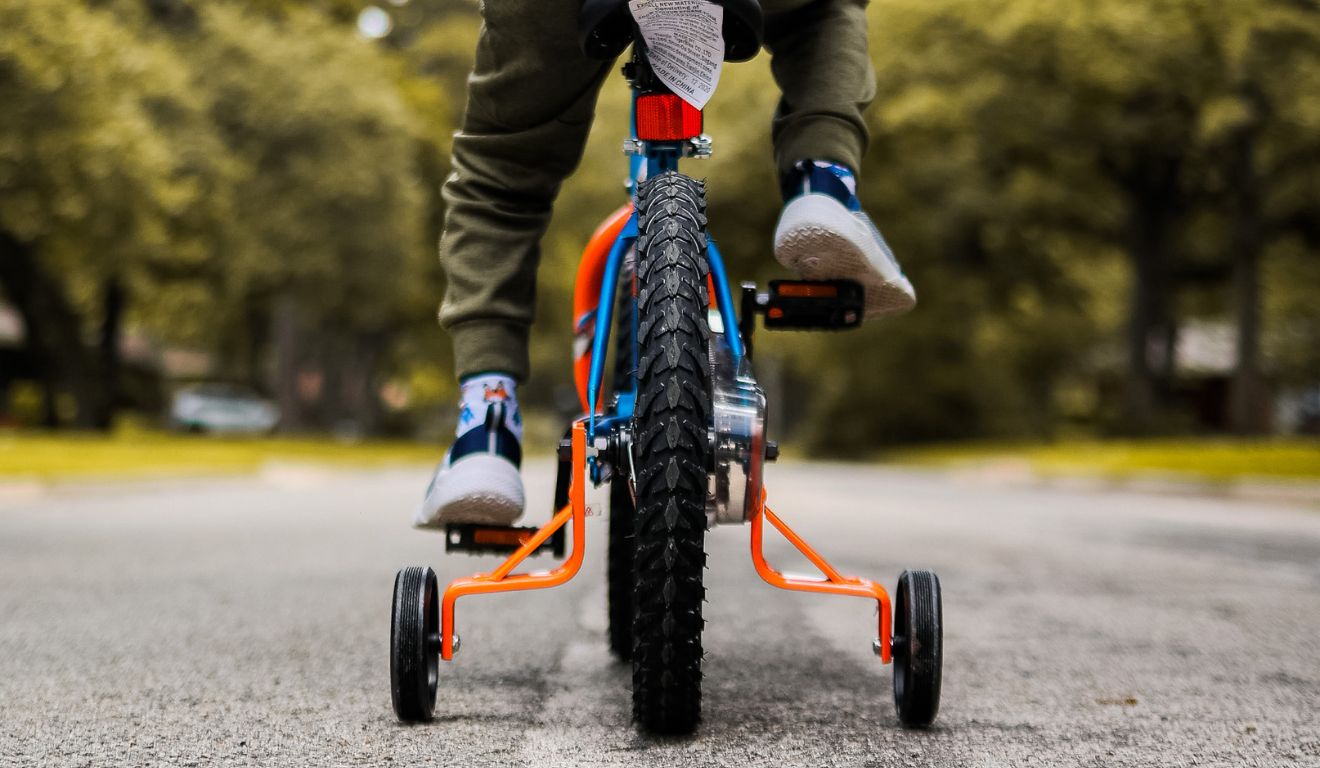 criança em bicicleta