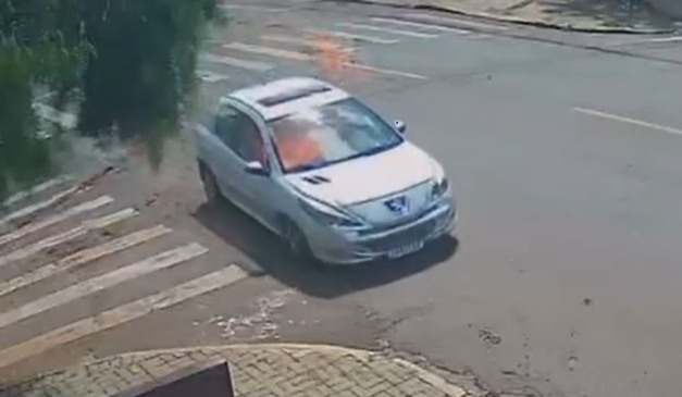 momento em que motorista morre carbonizado
