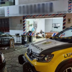 Viatura da polícia militar em frente a barbearia onde mulher foi morta a facadas