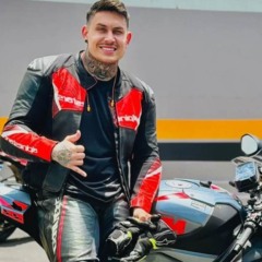 Murilo Pepe em foto posado em uma motocicleta