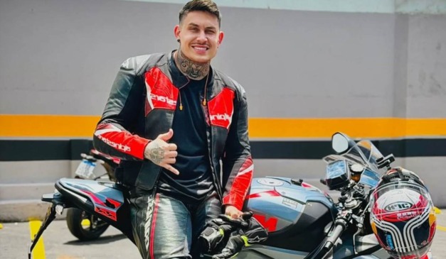 Murilo Pepe em foto posado em uma motocicleta