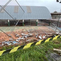 Ginásio de escola fica danificado após muro desabar