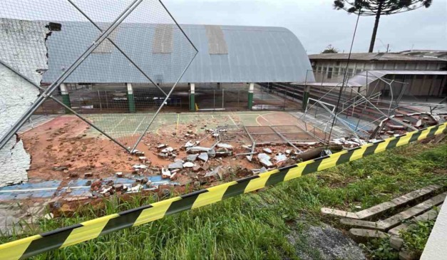 Ginásio de escola fica danificado após muro desabar
