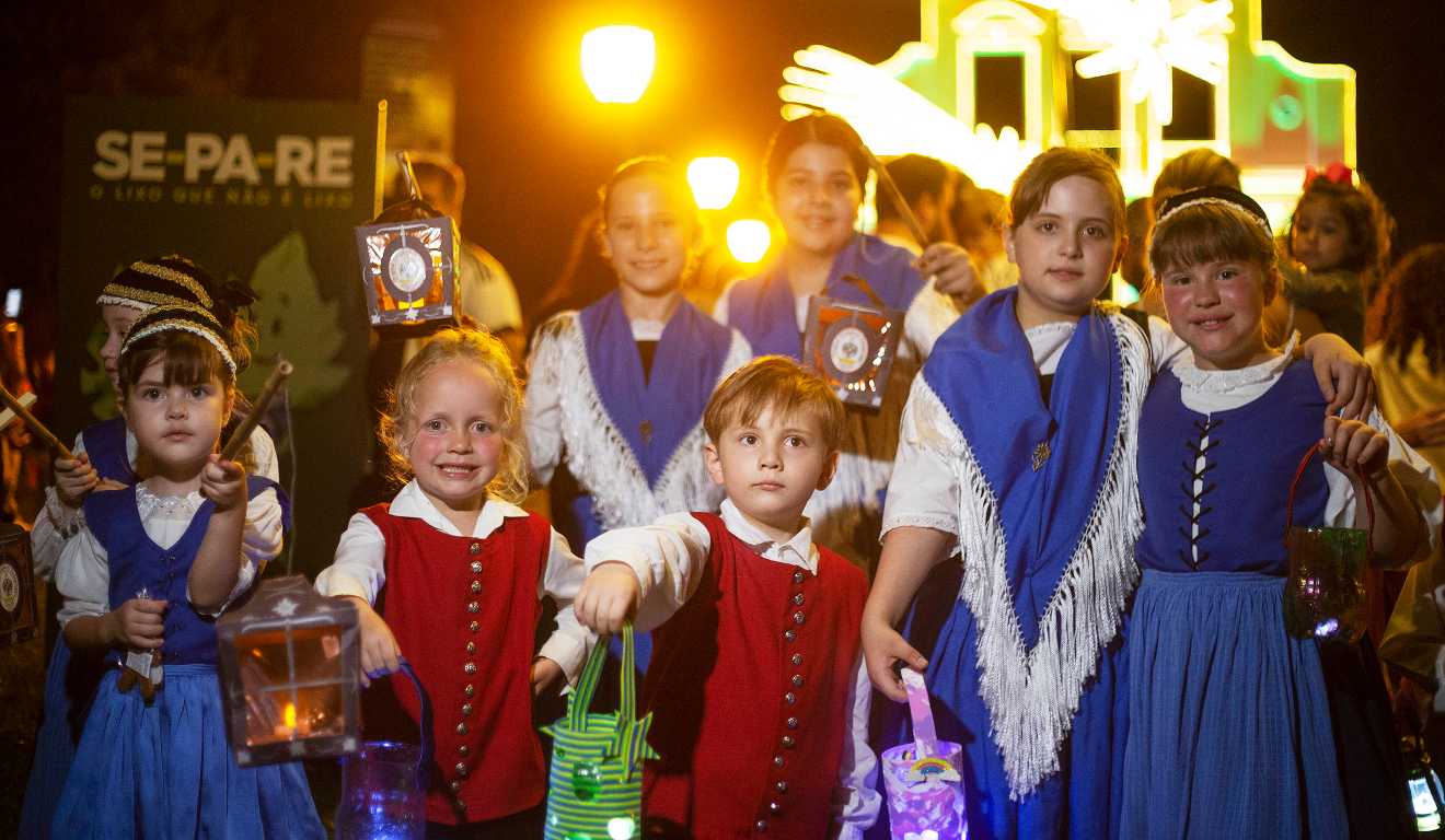 Crianças com lanterna.