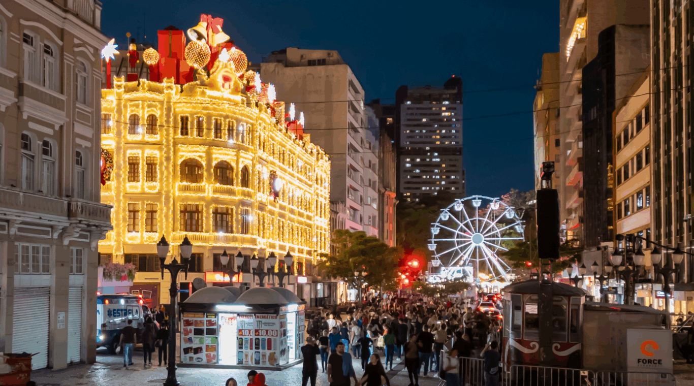 Palácio Avenida, no Centro de Curitiba, iluminado para o Natal de 2025