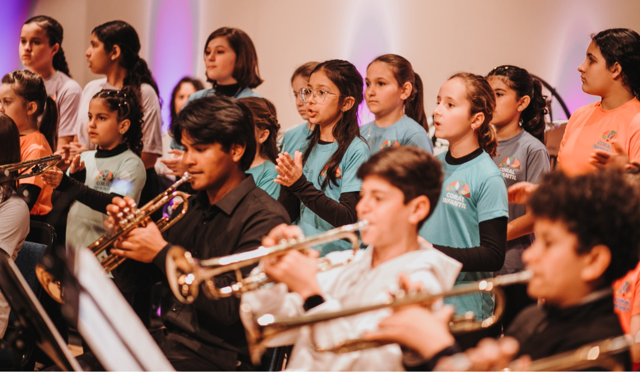 Crianças que compõe o Natal da Orquestra Infantojuvenil Alegro, com instumentos diversos.
