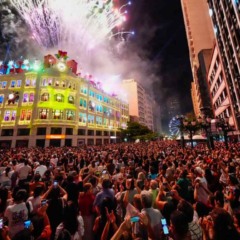 Multidão acompanha apresentação no Palácio Avenida em Curitiba