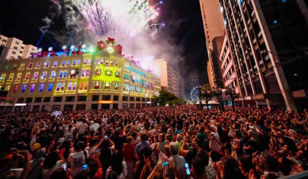 Multidão acompanha apresentação no Palácio Avenida em Curitiba