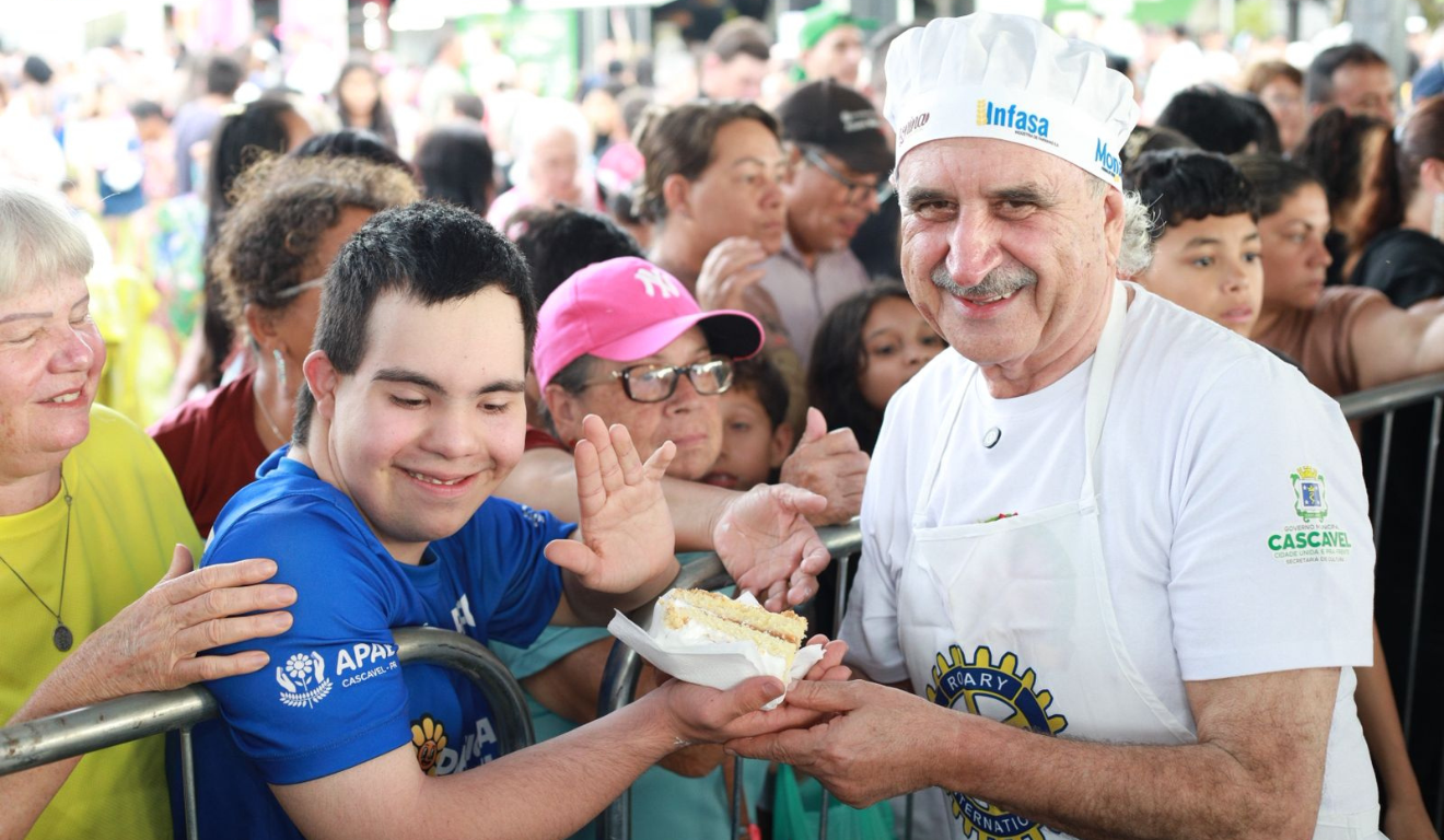cheff de cozinha entregando bolo para um cidadão de Cascavel durante o aniversário da cidade em 2025