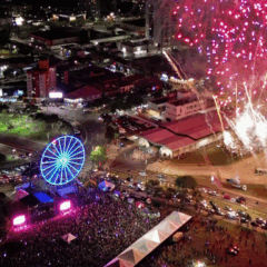 foto aérea da festa de comemoração do aniversário de casvavel, junto com o Natal de 2025, com público grande entorno de um palco e fogos de artifício.