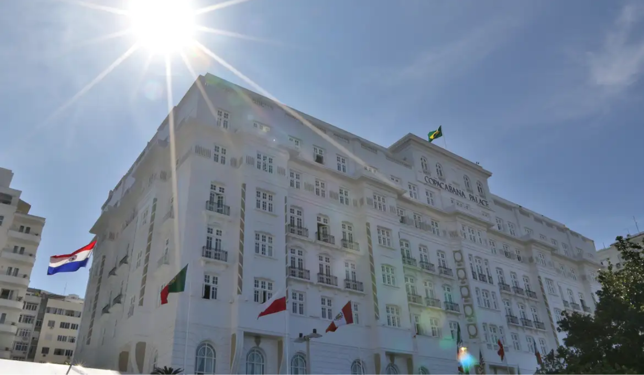 Fachada do Copacabana Palace, um hotel no Rio de Janeiro que terá que se adequar às novas regras de hospedagem, envolvendo o check-in e check-out no Brasil.