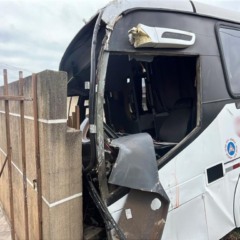 muro da casa em que o ônibus bateu