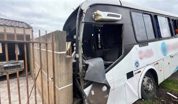 muro da casa em que o ônibus bateu
