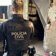 Policial civil durante operação no litoral do Paraná