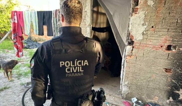 Policial civil durante operação no litoral do Paraná
