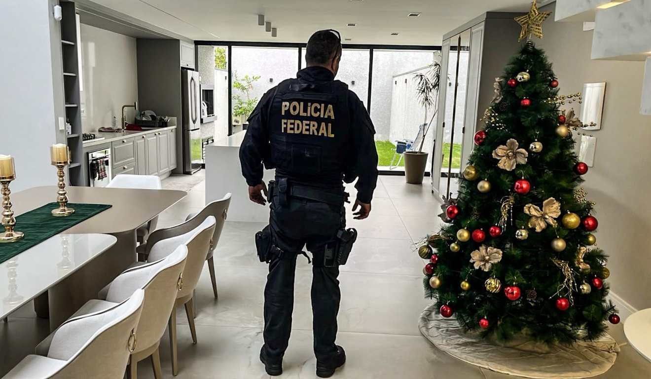 Policial federal em uma residência de alto padrão durante cumprimento de mandado judicial