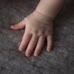 foto de mão de criança de aproximadamente dois anos