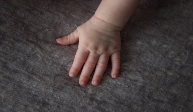 foto de mão de criança de aproximadamente dois anos