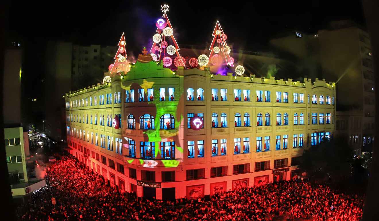 Palácio Avenida iluminado em uma apresentação do Natal de Curitiba