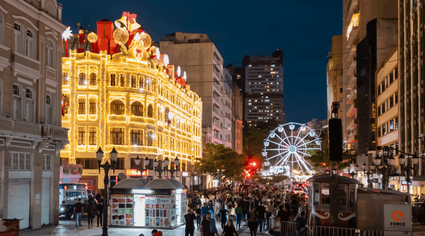 palácio avenida, no centro de Curitiba, durante apresentação do Natal de 2025, com o prédio todo iluminado