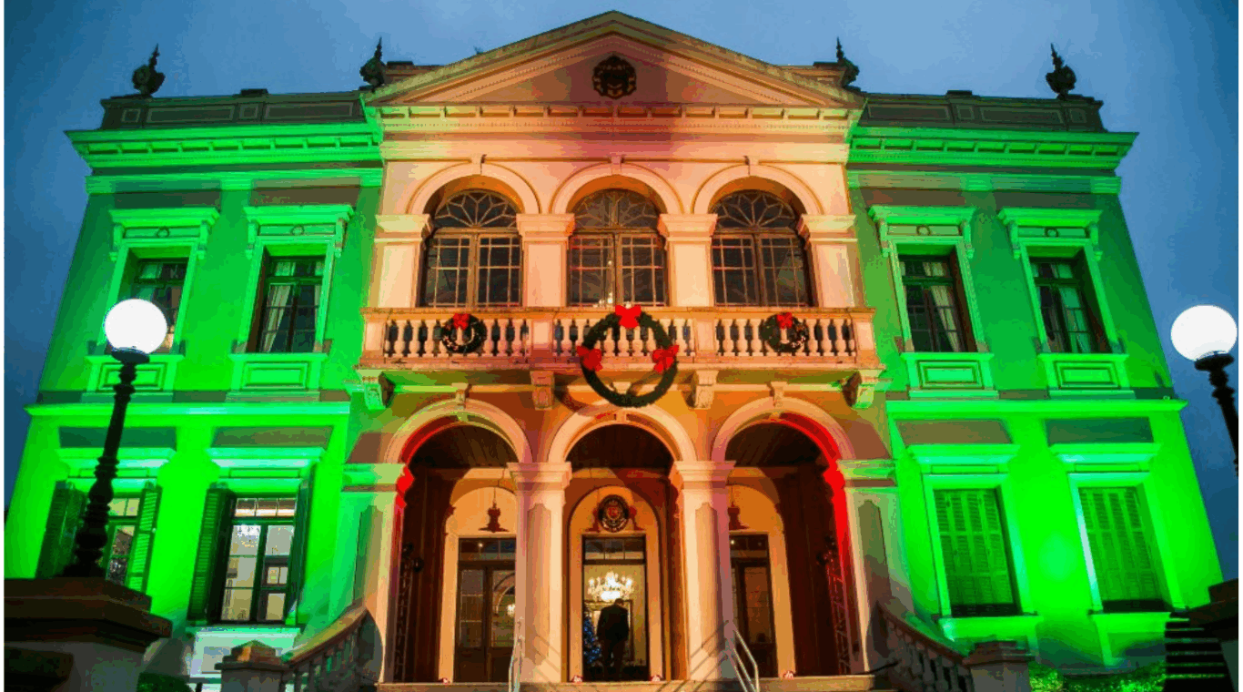Palácio Garibaldi, em Curitiba, iluminado para o Natal 2025 promovido pela Prefeitura da capital