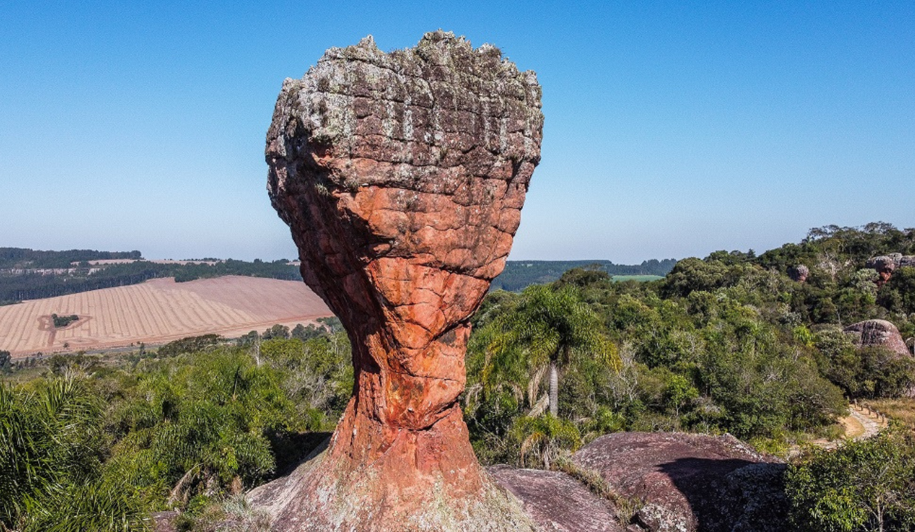 Foto da Taça, uma pedra famosa do Parque Estadual Vila Velha, que terá programação especial entre o Natal e o Réveillon.