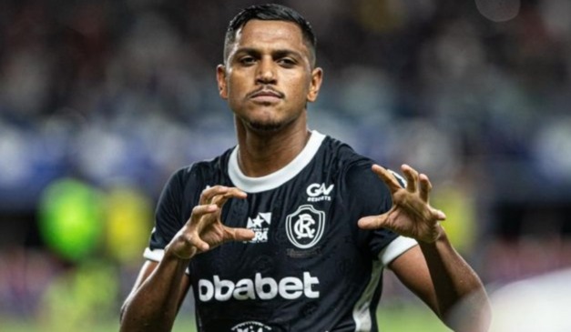 Pedro Rocha comemora gol pelo Remo. Atacante deve chegar ao Coritiba