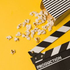 claquete de direção de cima, com pipoca em uma mesa amarela