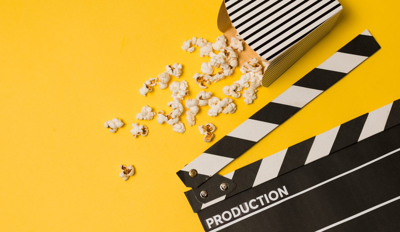 claquete de direção de cima, com pipoca em uma mesa amarela