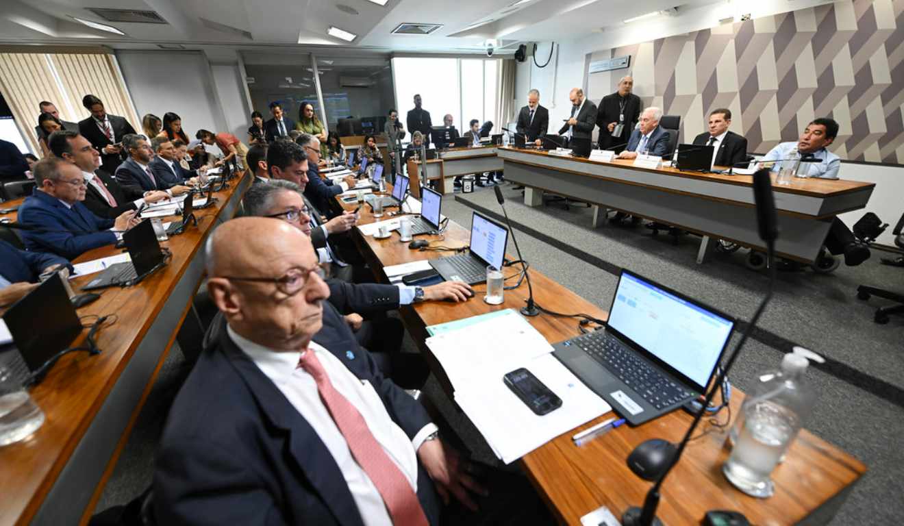 Sessão da CCj do Senado que aprovou parecer do PL da dosimetria assinado pelo senador Esperidião Amin (PP-SC).