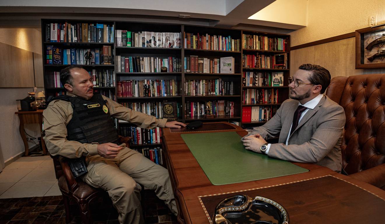 foto do pm Vinicius Borges e seu advogado Caio Percival