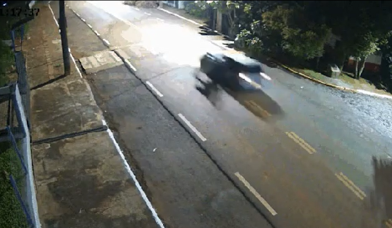 policial arrastado por carro em alta velocidade no RS