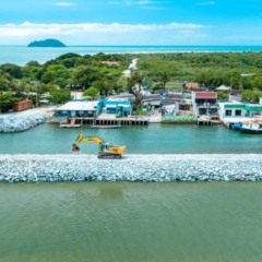 Obras de revitalização do molhe de Pontal do Sul, em Pontal do Paraná