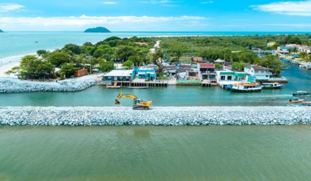 Obras de revitalização do molhe de Pontal do Sul, em Pontal do Paraná