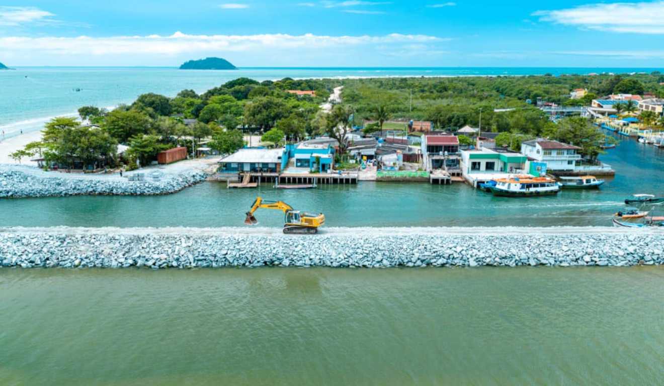 Obras de revitalização do molhe de Pontal do Sul, em Pontal do Paraná