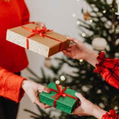 pessoas entregando presente de natal