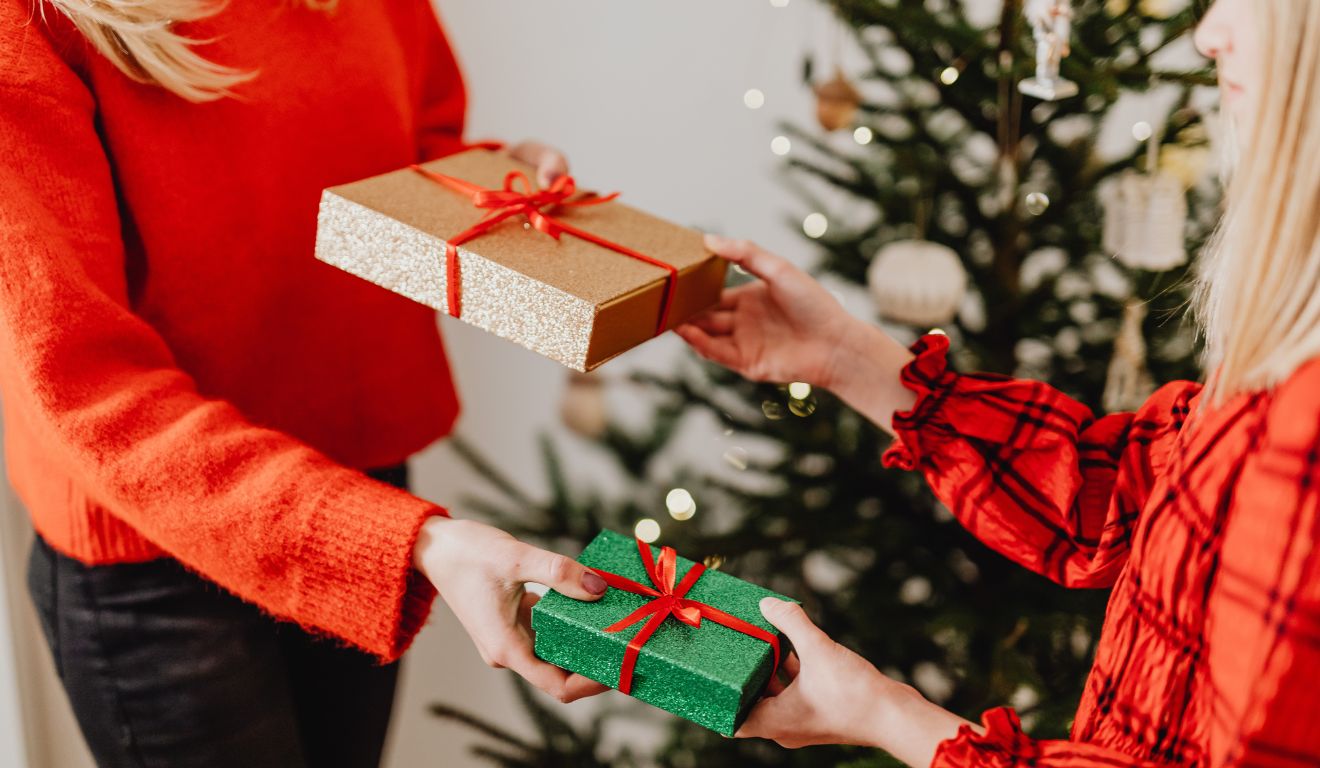 pessoas entregando presente de natal