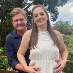 Veridiane e Adilson em foto abraçados