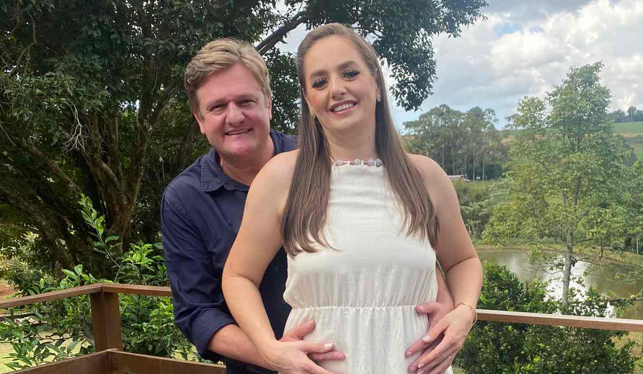 Veridiane e Adilson em foto abraçados