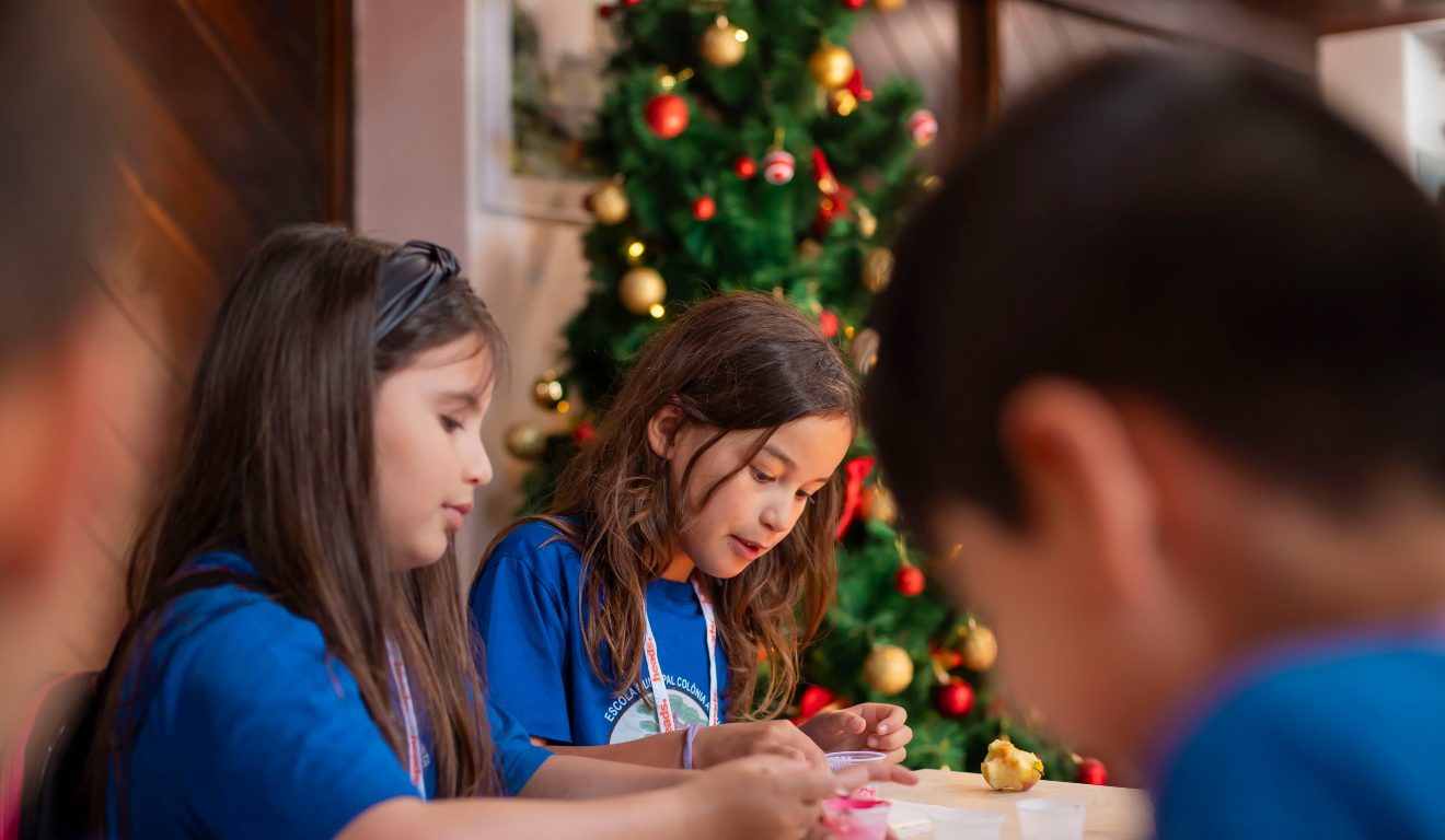 Crianças em oficina.