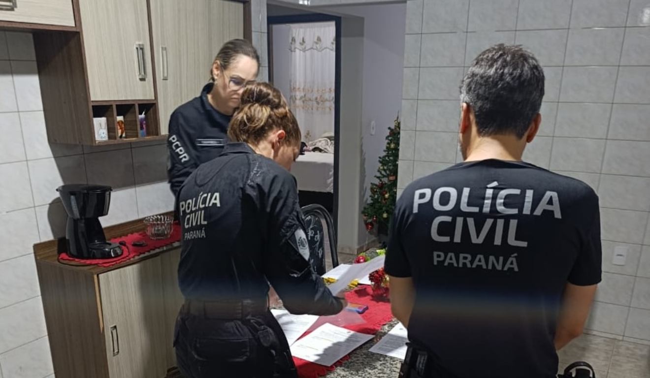 Policiais civis do Paraná cumprem mandados de busca e apreensão em residências