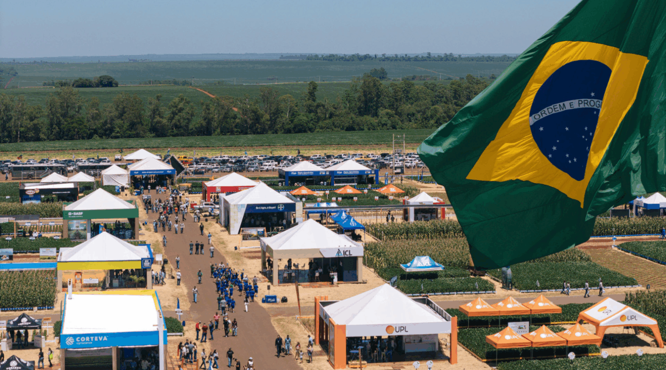 dia de campo c.vale visto de cima, com bandeira do brasil e ceu azul