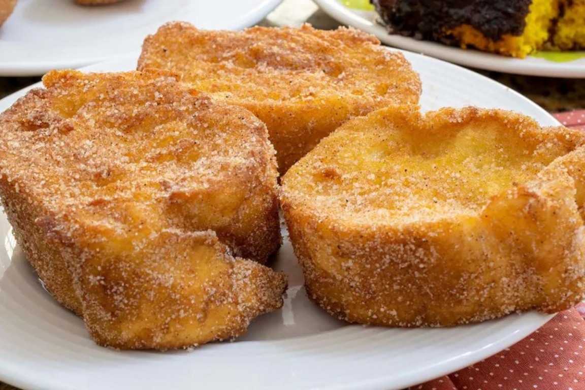 O primeiro passo para alcançar a rabanada crocante ideal começa na escolha do pão