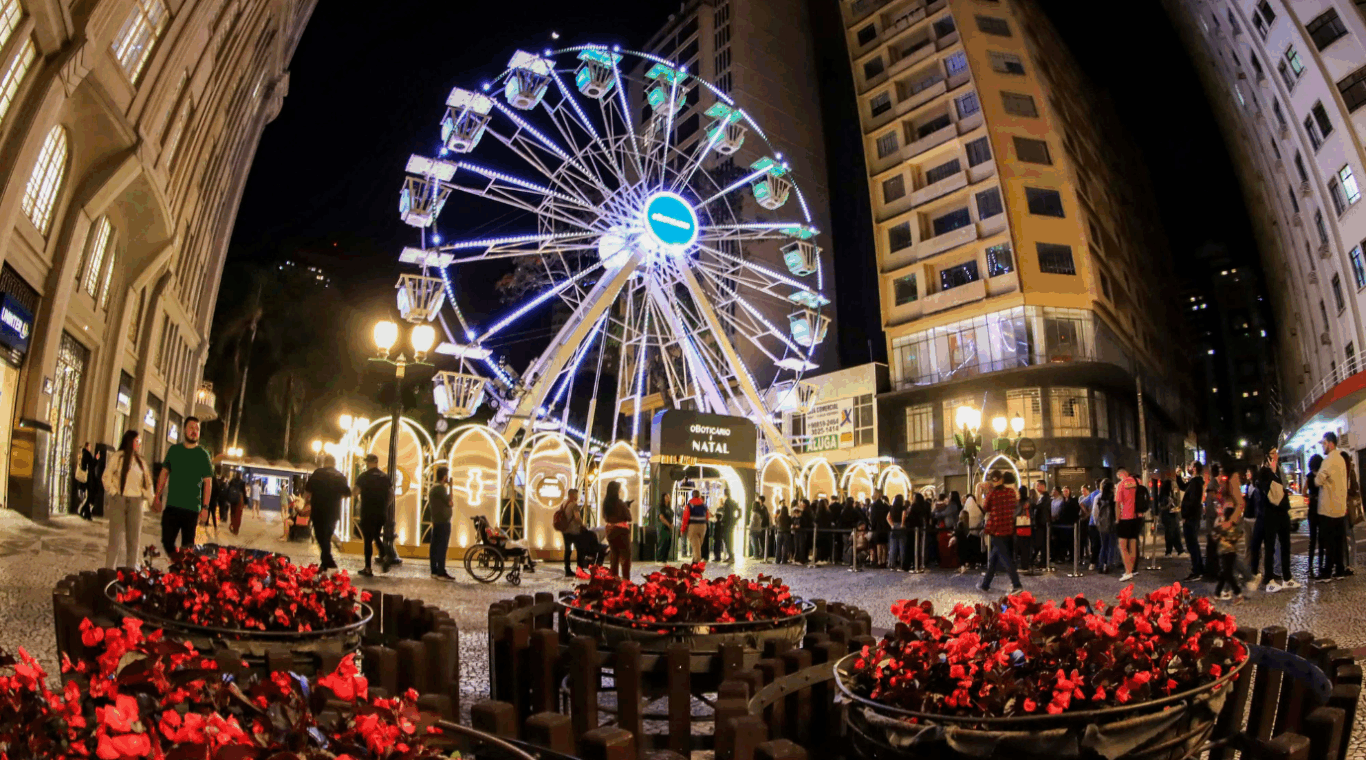 Roda Gigante da rua XV de Novembro, durante as celebrações de Natal de Curitiba
